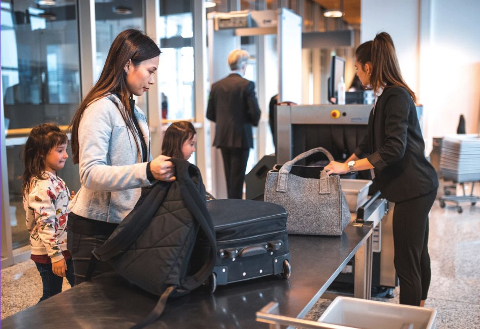 Sicherheitskontrolle von Reisenden und Gepäck am Flughafen